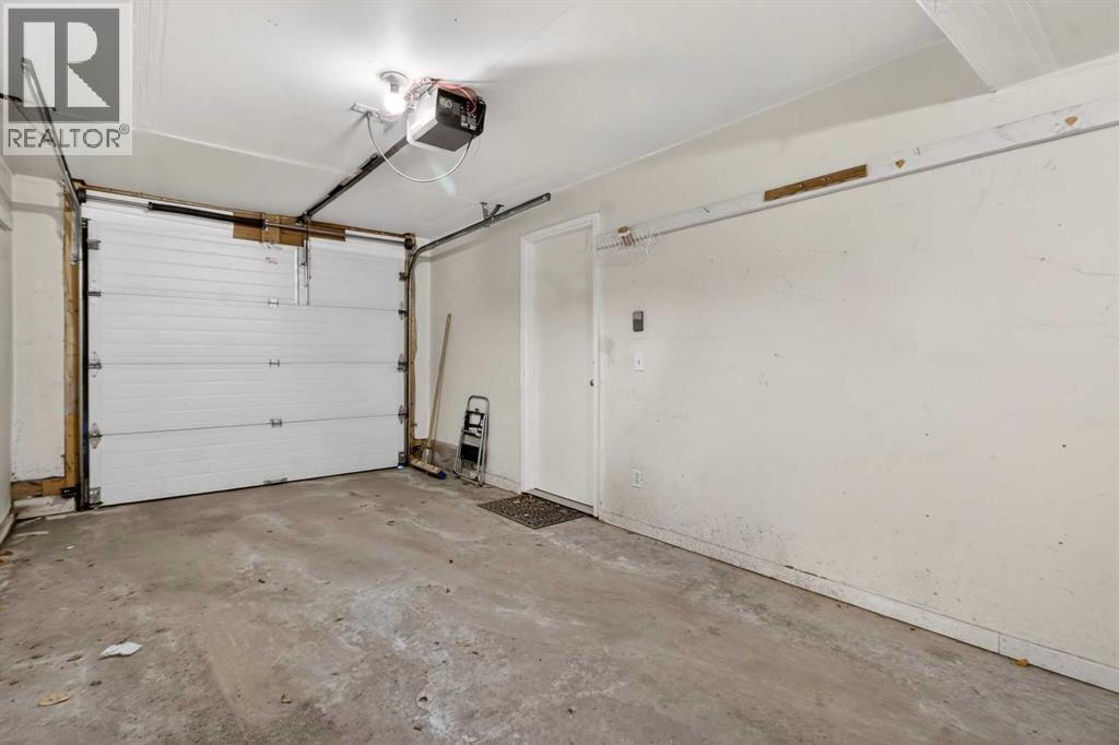 41 Sandarac Villas Nw, Calgary, AB - Indoor Photo Showing Garage