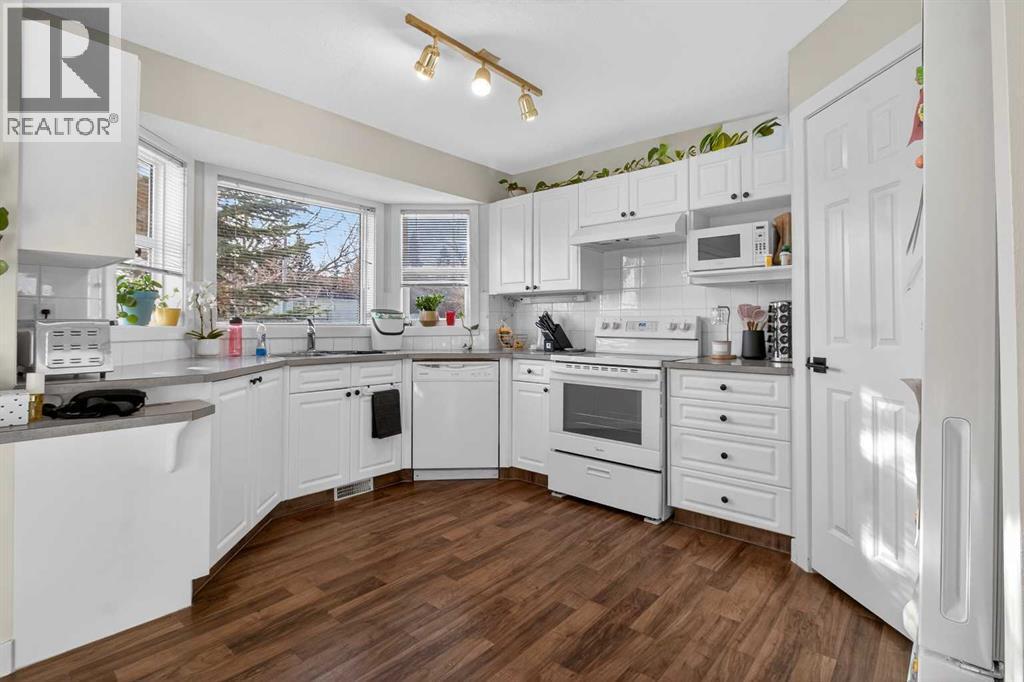 41 Sandarac Villas Nw, Calgary, AB - Indoor Photo Showing Kitchen