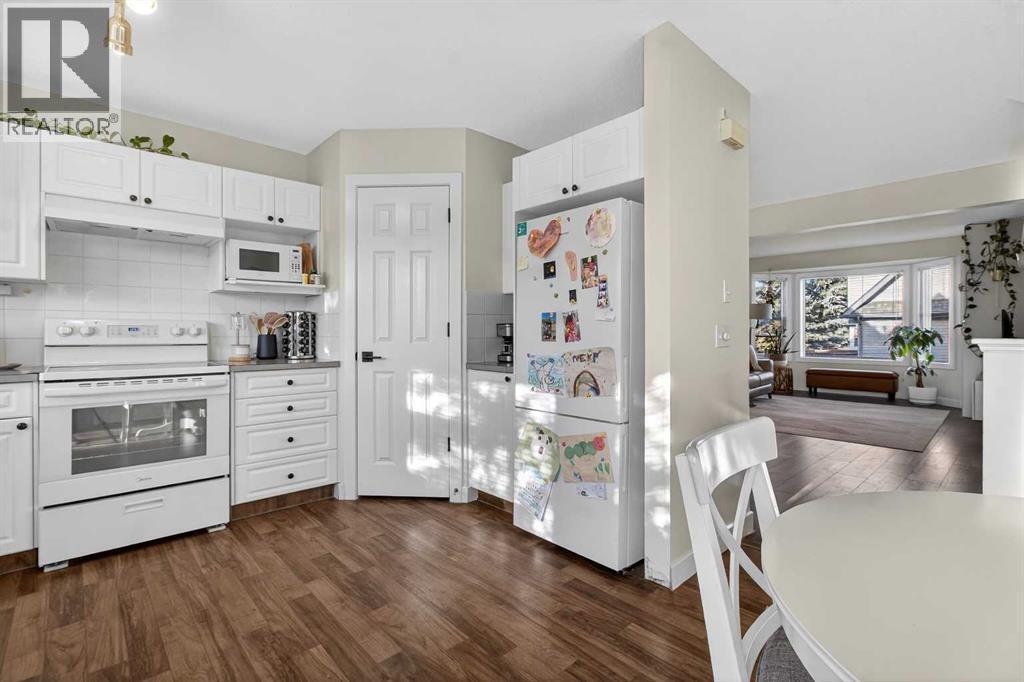 41 Sandarac Villas Nw, Calgary, AB - Indoor Photo Showing Kitchen