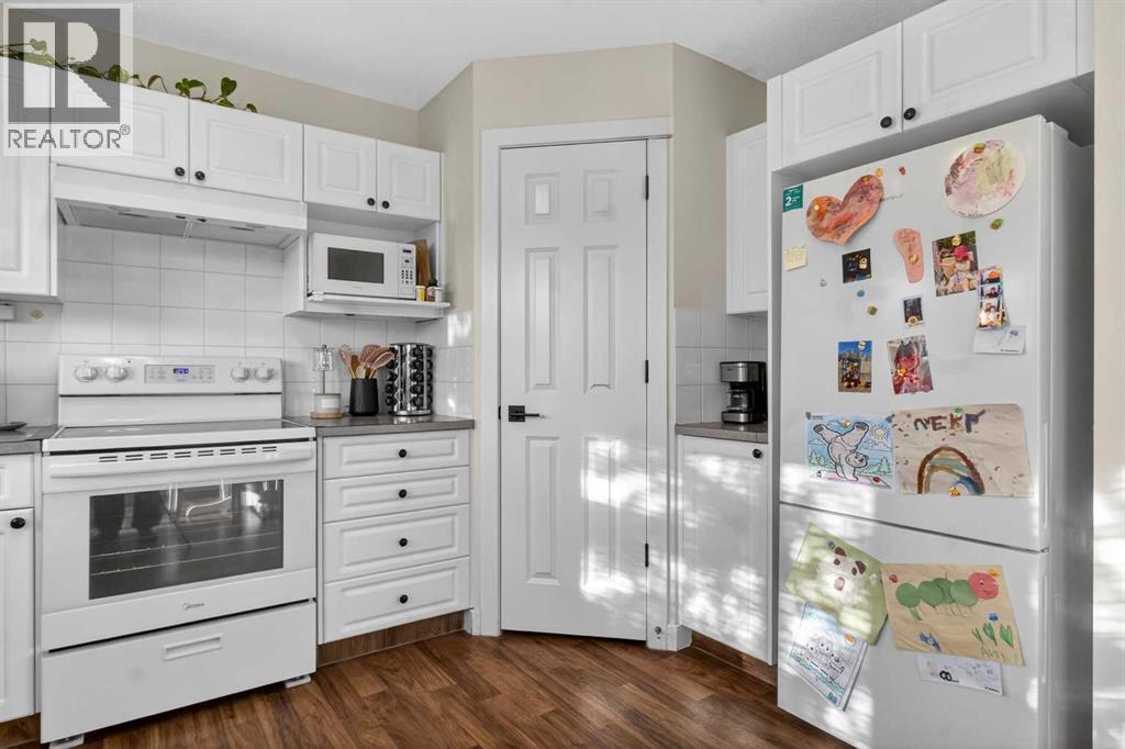 41 Sandarac Villas Nw, Calgary, AB - Indoor Photo Showing Kitchen