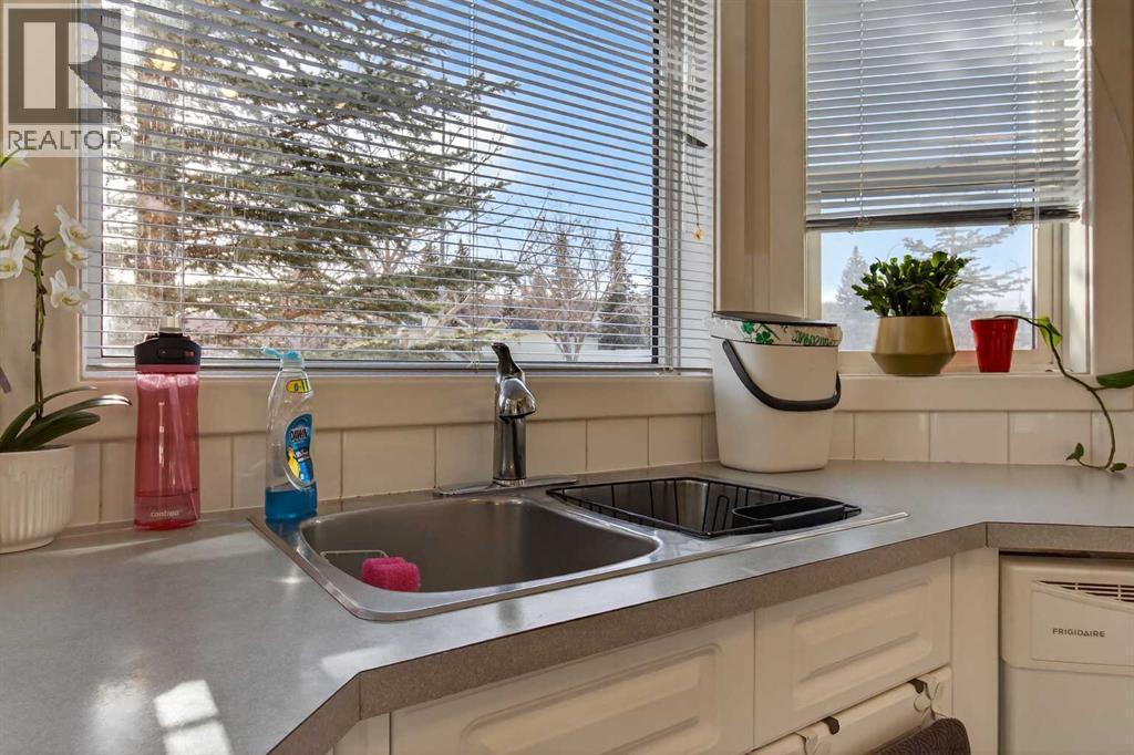 41 Sandarac Villas Nw, Calgary, AB - Indoor Photo Showing Kitchen With Double Sink