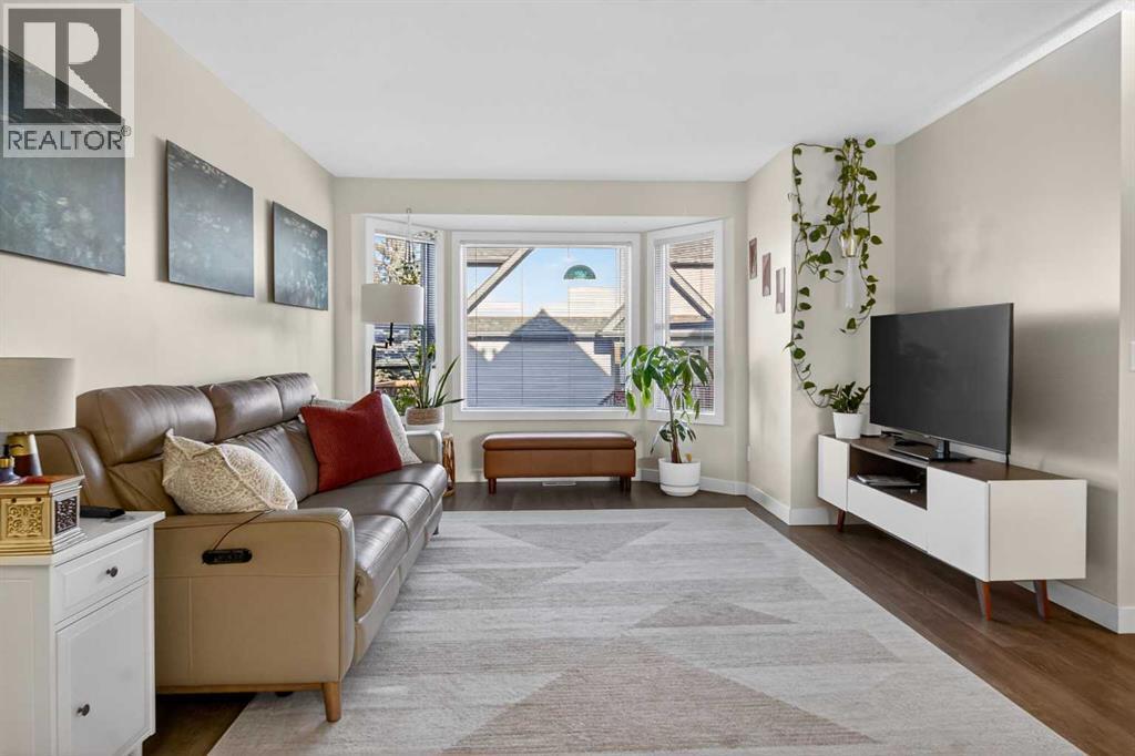 41 Sandarac Villas Nw, Calgary, AB - Indoor Photo Showing Living Room