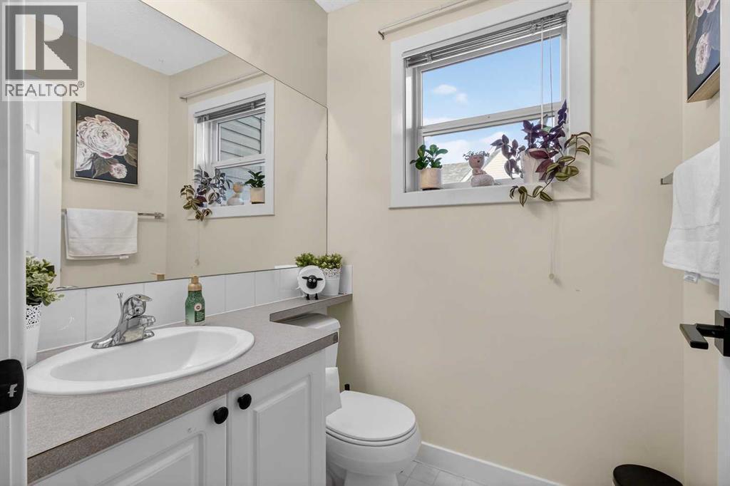 41 Sandarac Villas Nw, Calgary, AB - Indoor Photo Showing Bathroom