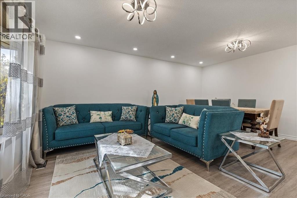 157 Pinedale Drive, Kitchener, ON - Indoor Photo Showing Living Room