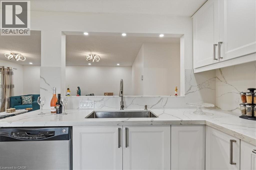 157 Pinedale Drive, Kitchener, ON - Indoor Photo Showing Kitchen