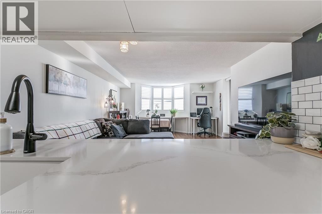 Living room with a desk, healthy amount of natural light, and wood finished floors - 3845 Lakeshore Boulevard W Unit# 804, Etobicoke, ON - Indoor