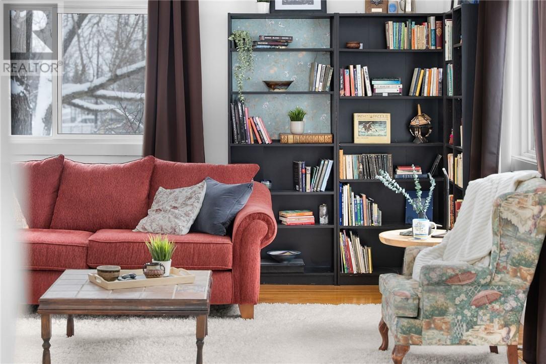 10 Diorite Street, Copper Cliff, ON - Indoor Photo Showing Living Room