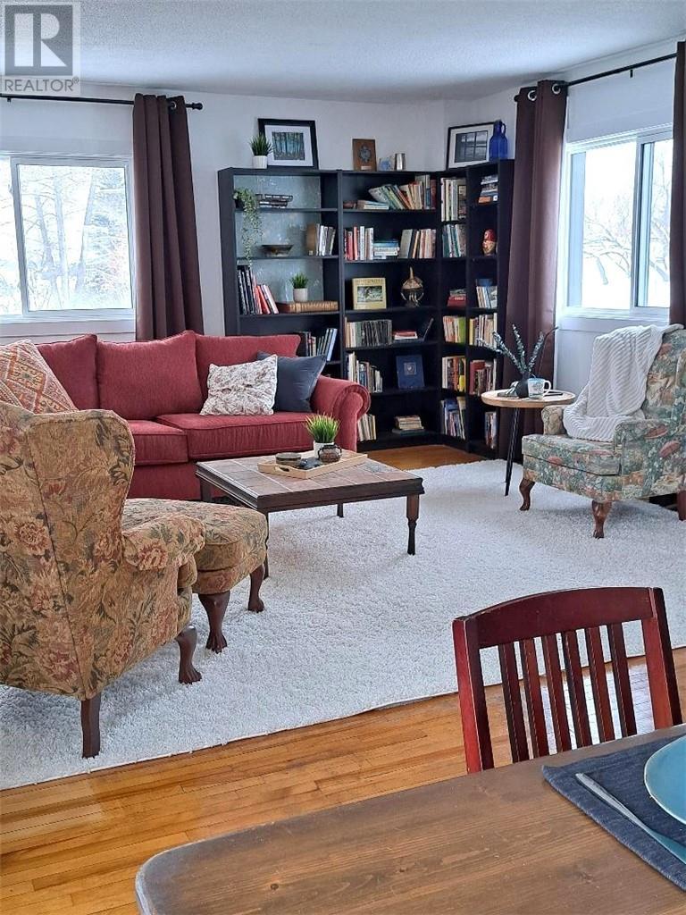 10 Diorite Street, Copper Cliff, ON - Indoor Photo Showing Living Room