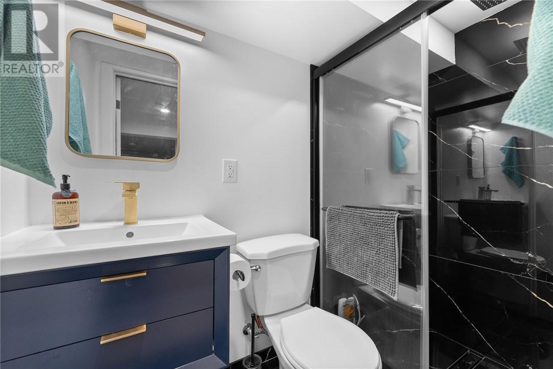 10 Diorite Street, Copper Cliff, ON - Indoor Photo Showing Bathroom