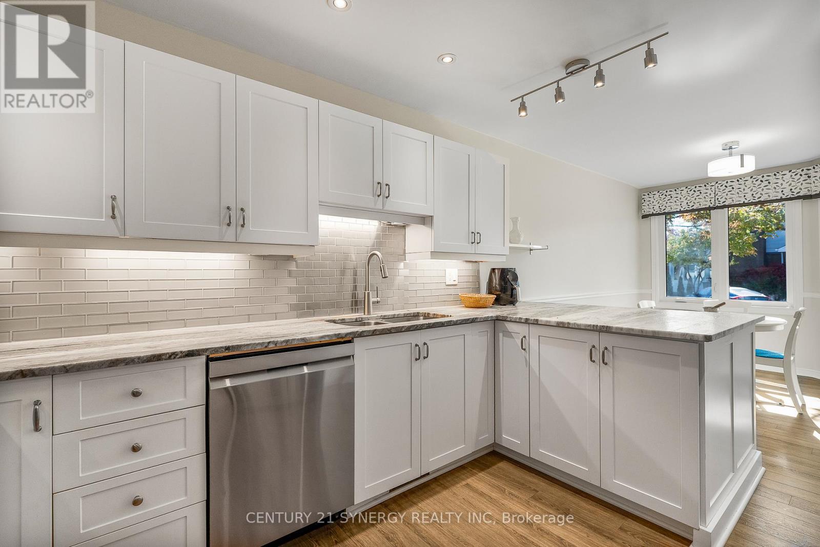 Kitchen - 16 - 32 Innesbrook Court, Ottawa, ON - Indoor Photo Showing Kitchen With Upgraded Kitchen