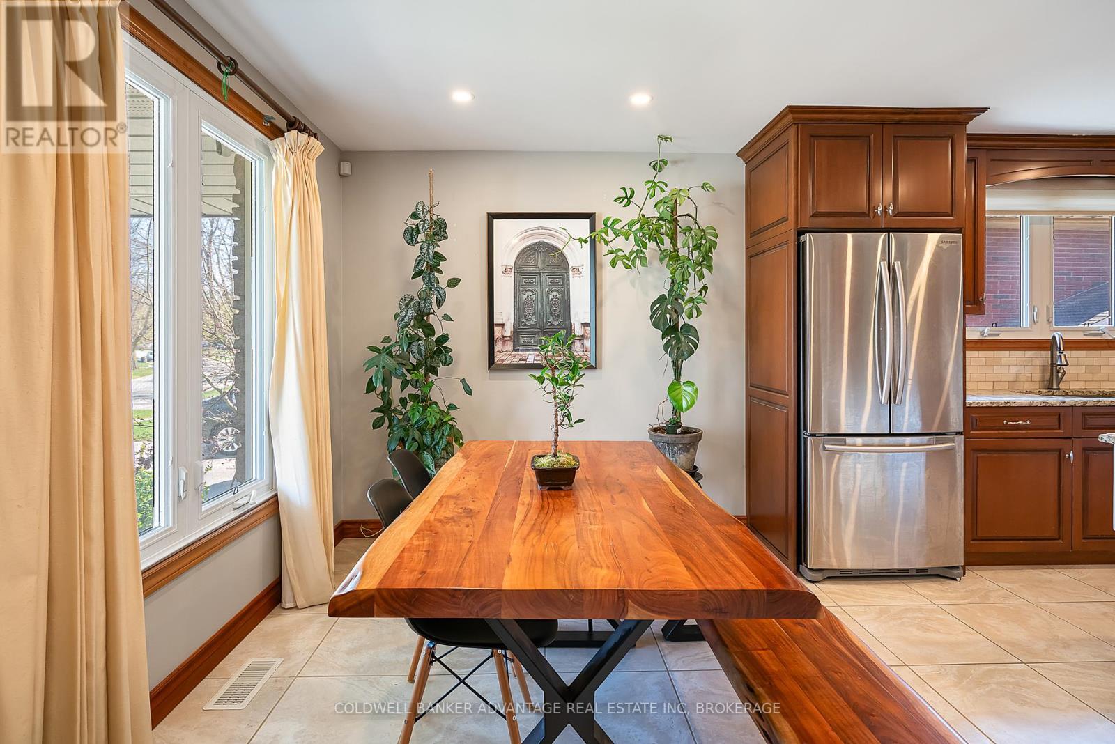 6808 Corwin Crescent, Niagara Falls (Dorchester), ON - Indoor Photo Showing Dining Room