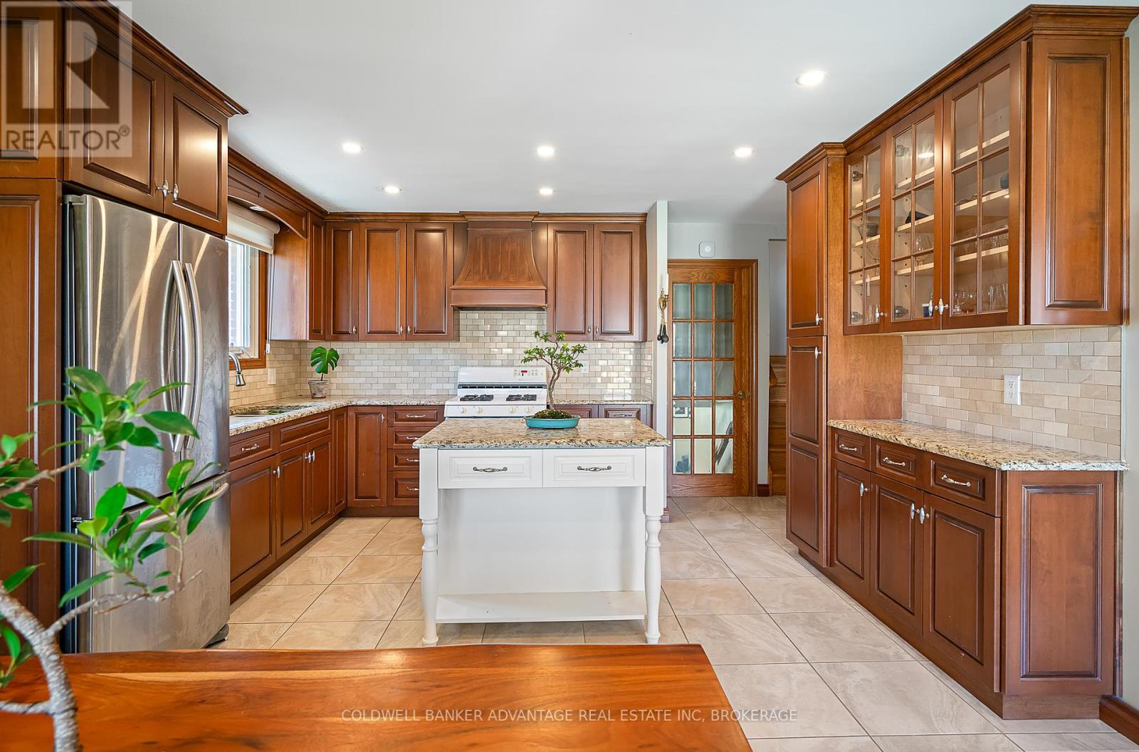 6808 Corwin Crescent, Niagara Falls (Dorchester), ON - Indoor Photo Showing Kitchen