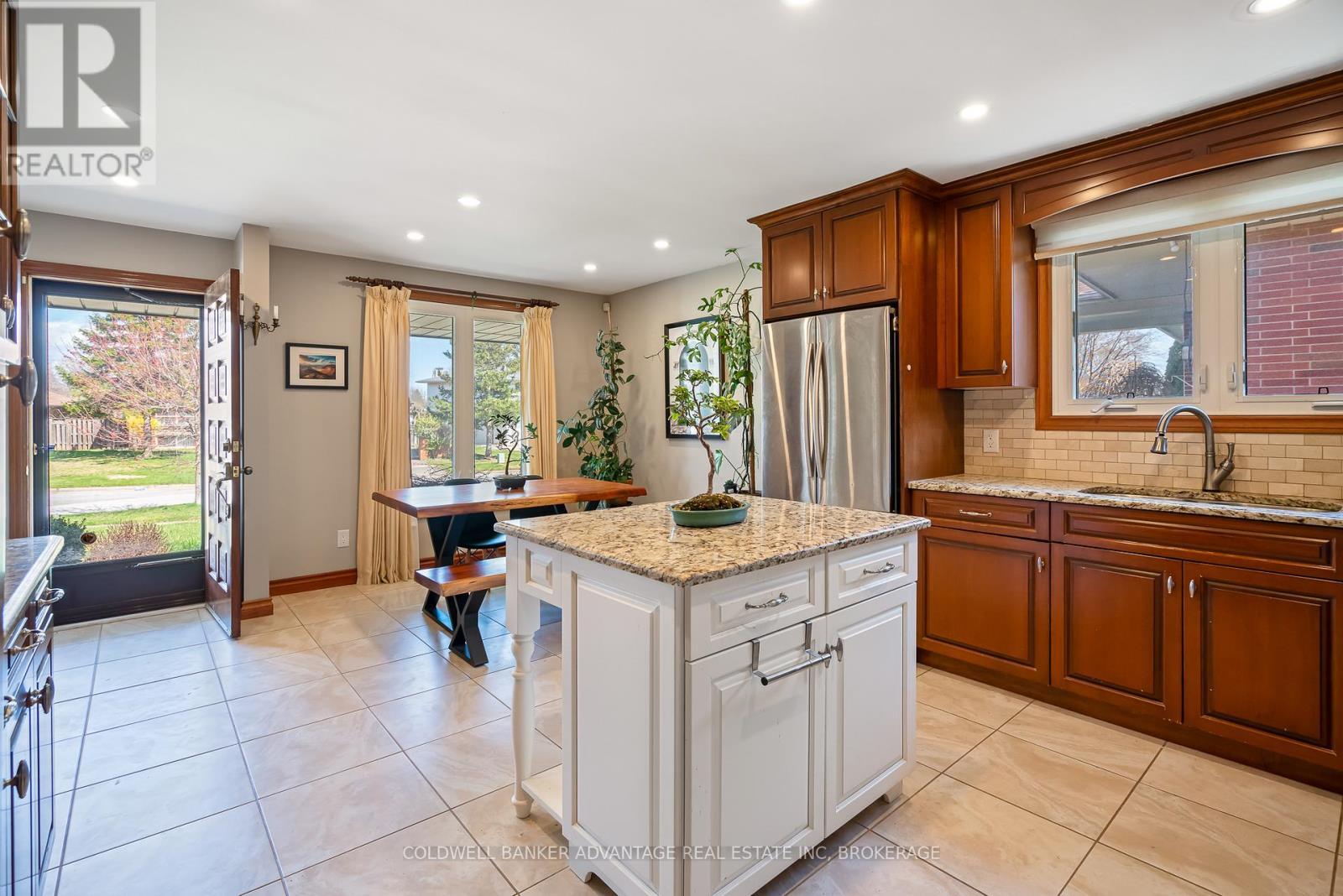 6808 Corwin Crescent, Niagara Falls (Dorchester), ON - Indoor Photo Showing Kitchen With Double Sink
