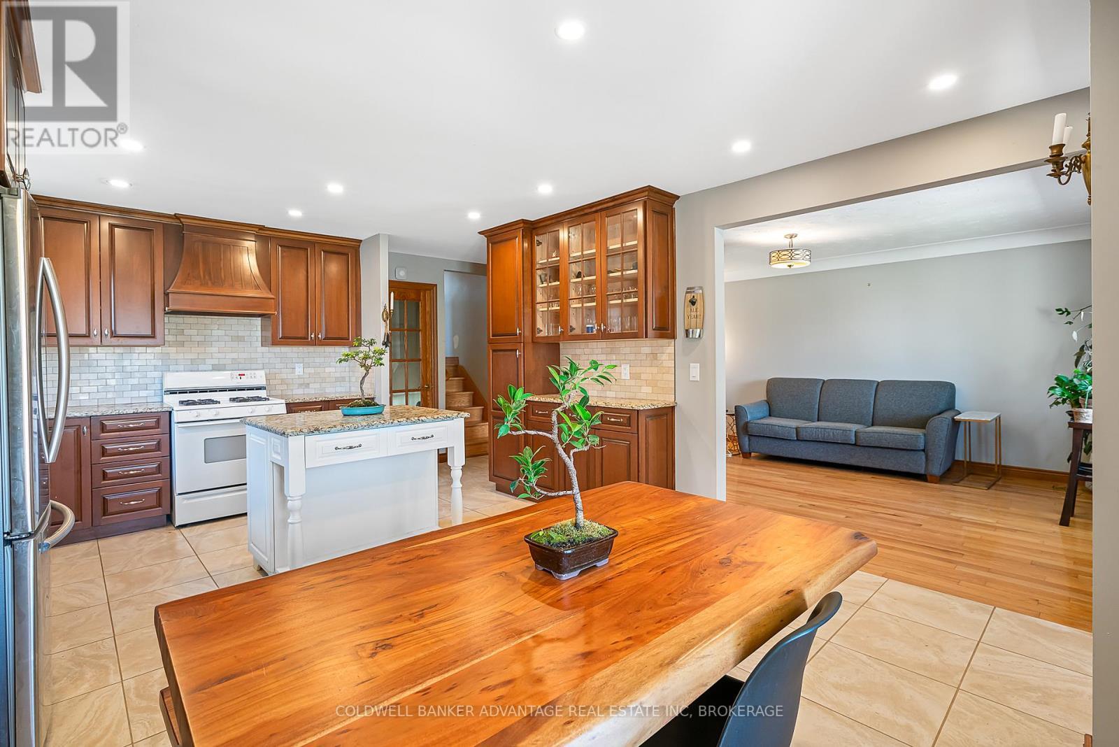 6808 Corwin Crescent, Niagara Falls (Dorchester), ON - Indoor Photo Showing Kitchen