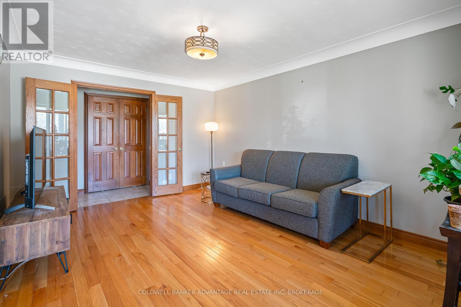6808 Corwin Crescent, Niagara Falls (Dorchester), ON - Indoor Photo Showing Living Room