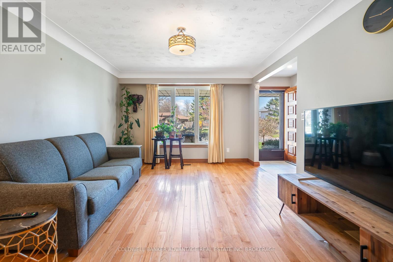 6808 Corwin Crescent, Niagara Falls (Dorchester), ON - Indoor Photo Showing Living Room