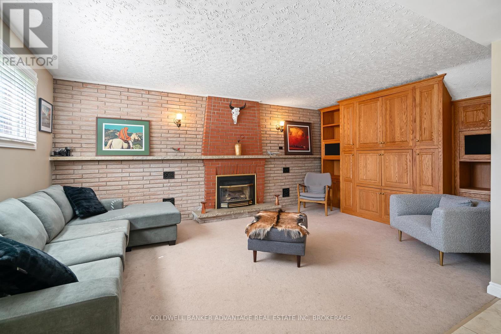 6808 Corwin Crescent, Niagara Falls (Dorchester), ON - Indoor Photo Showing Living Room With Fireplace