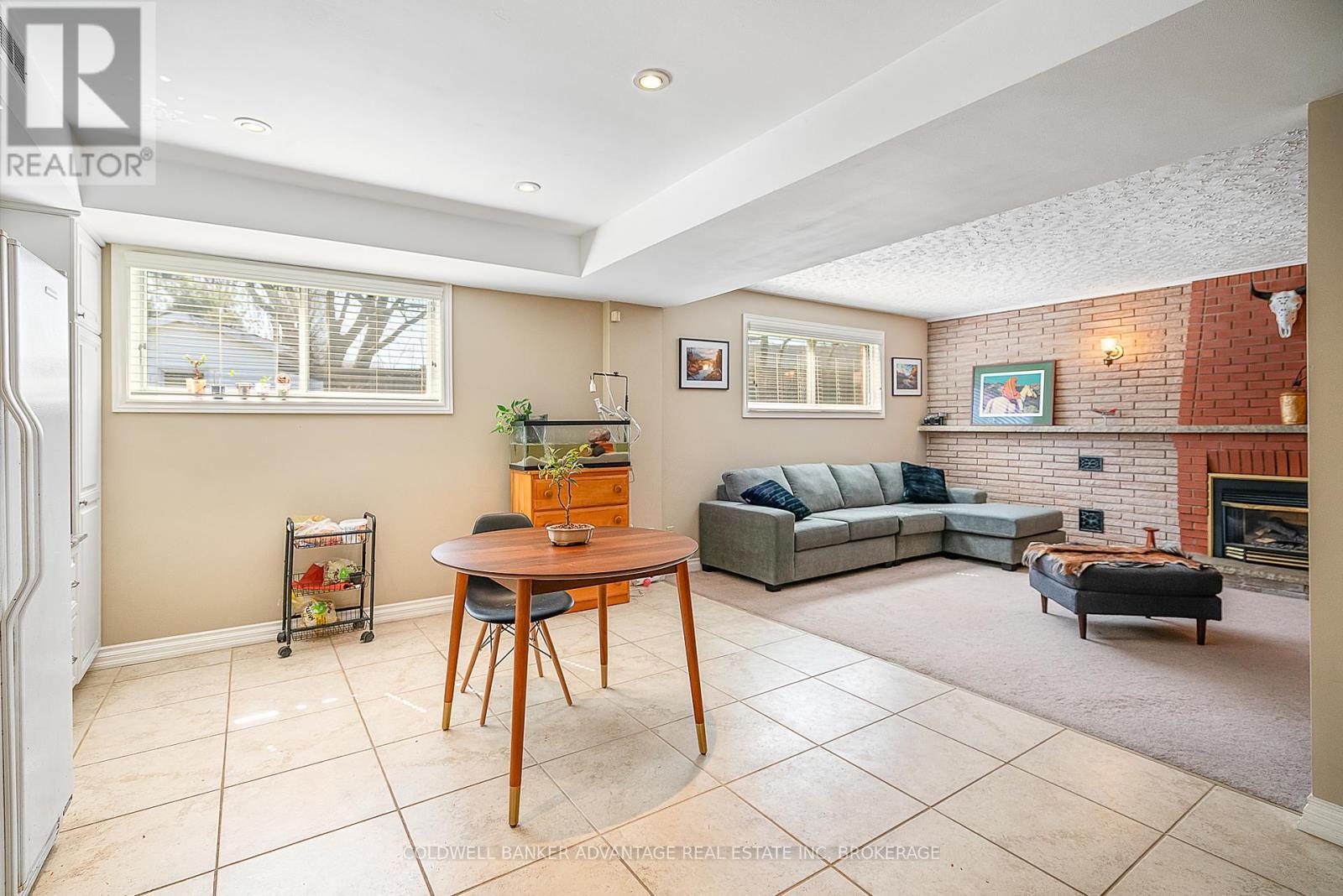 6808 Corwin Crescent, Niagara Falls (Dorchester), ON - Indoor With Fireplace