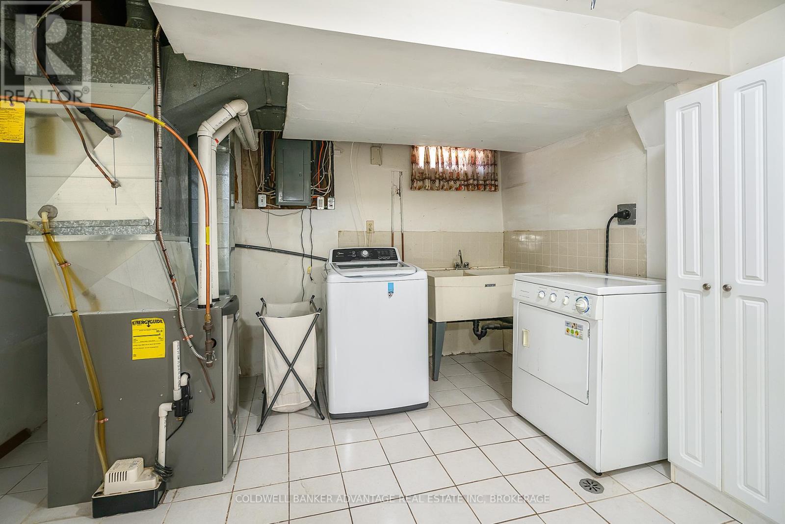 6808 Corwin Crescent, Niagara Falls (Dorchester), ON - Indoor Photo Showing Laundry Room