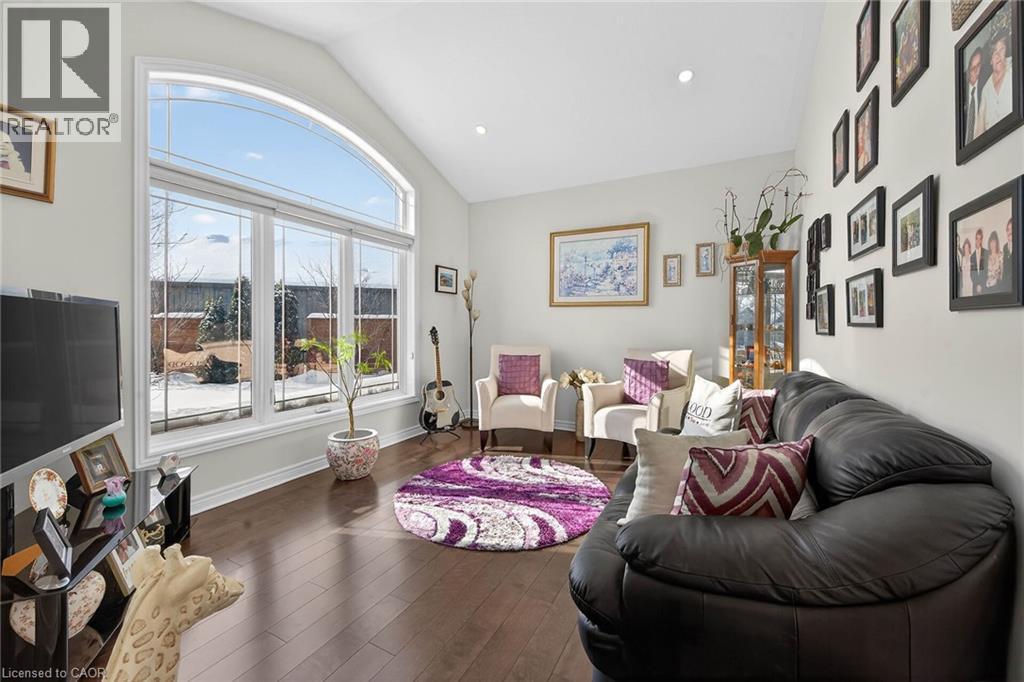 49 Postma Drive, Dunnville, ON - Indoor Photo Showing Living Room