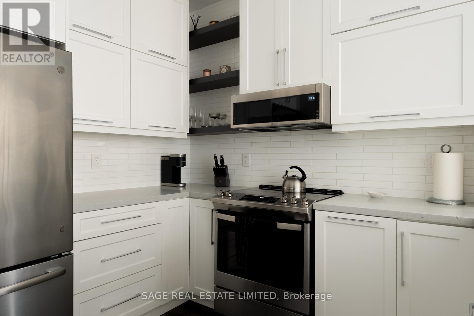 603 - 36 Charlotte Street, Toronto, ON - Indoor Photo Showing Kitchen With Upgraded Kitchen