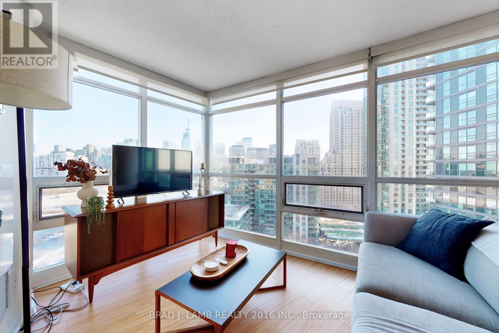 1611 - 231 Fort York Boulevard, Toronto, ON - Indoor Photo Showing Living Room