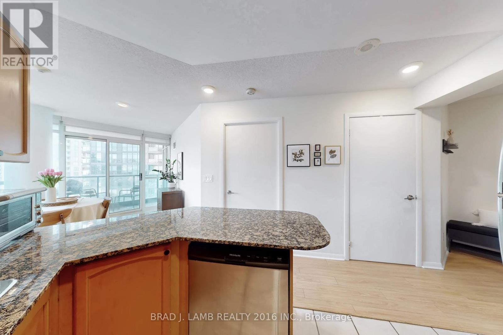 1611 - 231 Fort York Boulevard, Toronto, ON - Indoor Photo Showing Kitchen