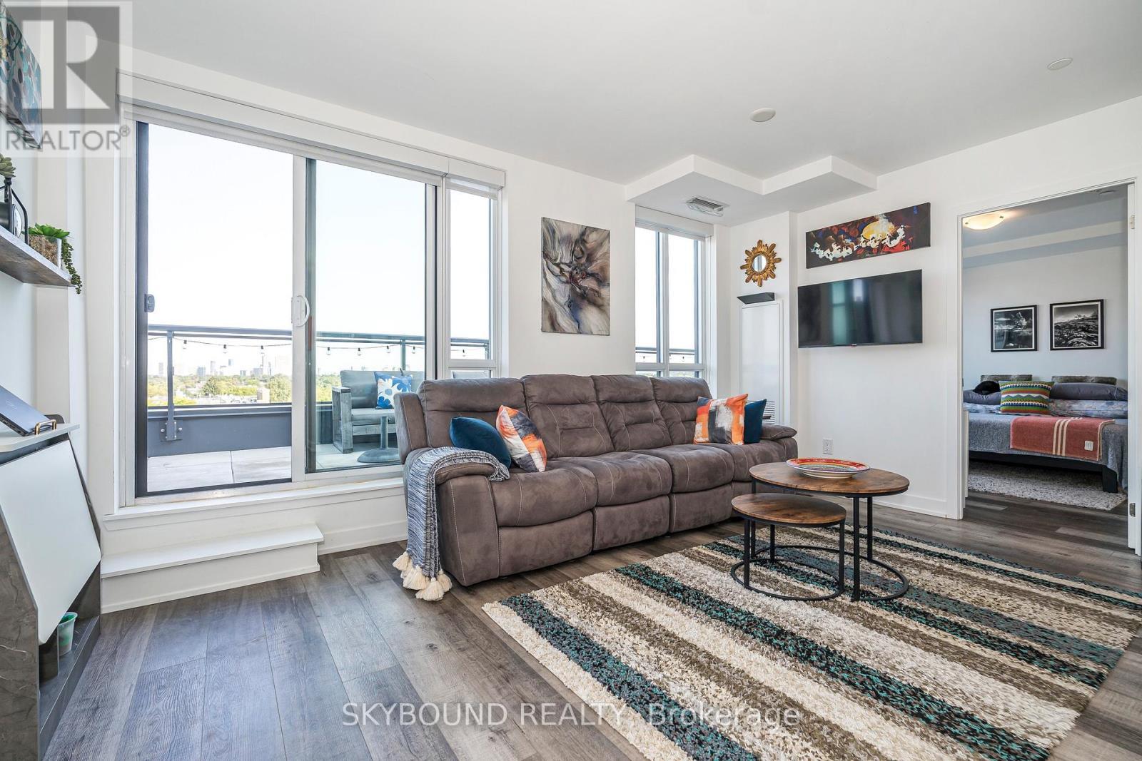 # 805 - 630 Greenwood Avenue, Toronto, ON - Indoor Photo Showing Living Room