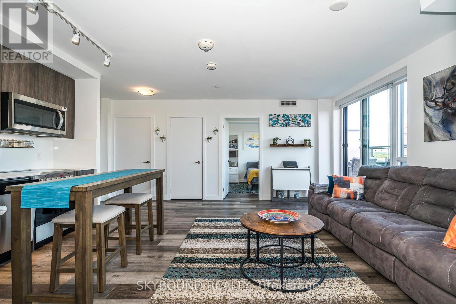 # 805 - 630 Greenwood Avenue, Toronto, ON - Indoor Photo Showing Living Room