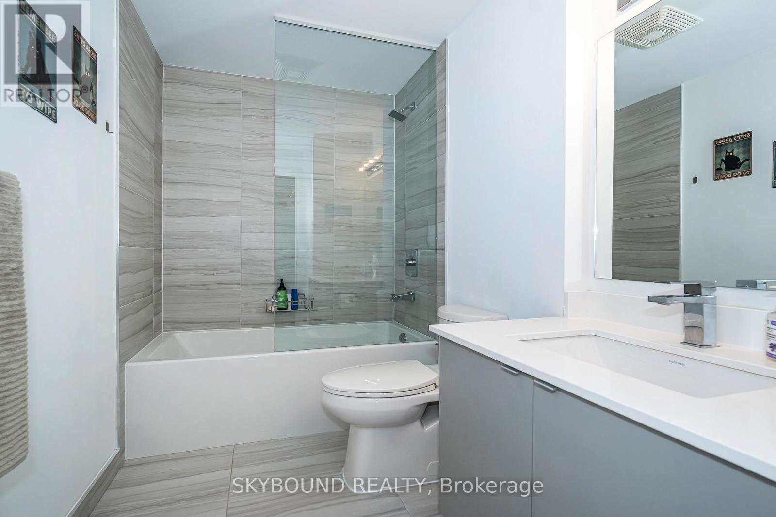 # 805 - 630 Greenwood Avenue, Toronto, ON - Indoor Photo Showing Bathroom