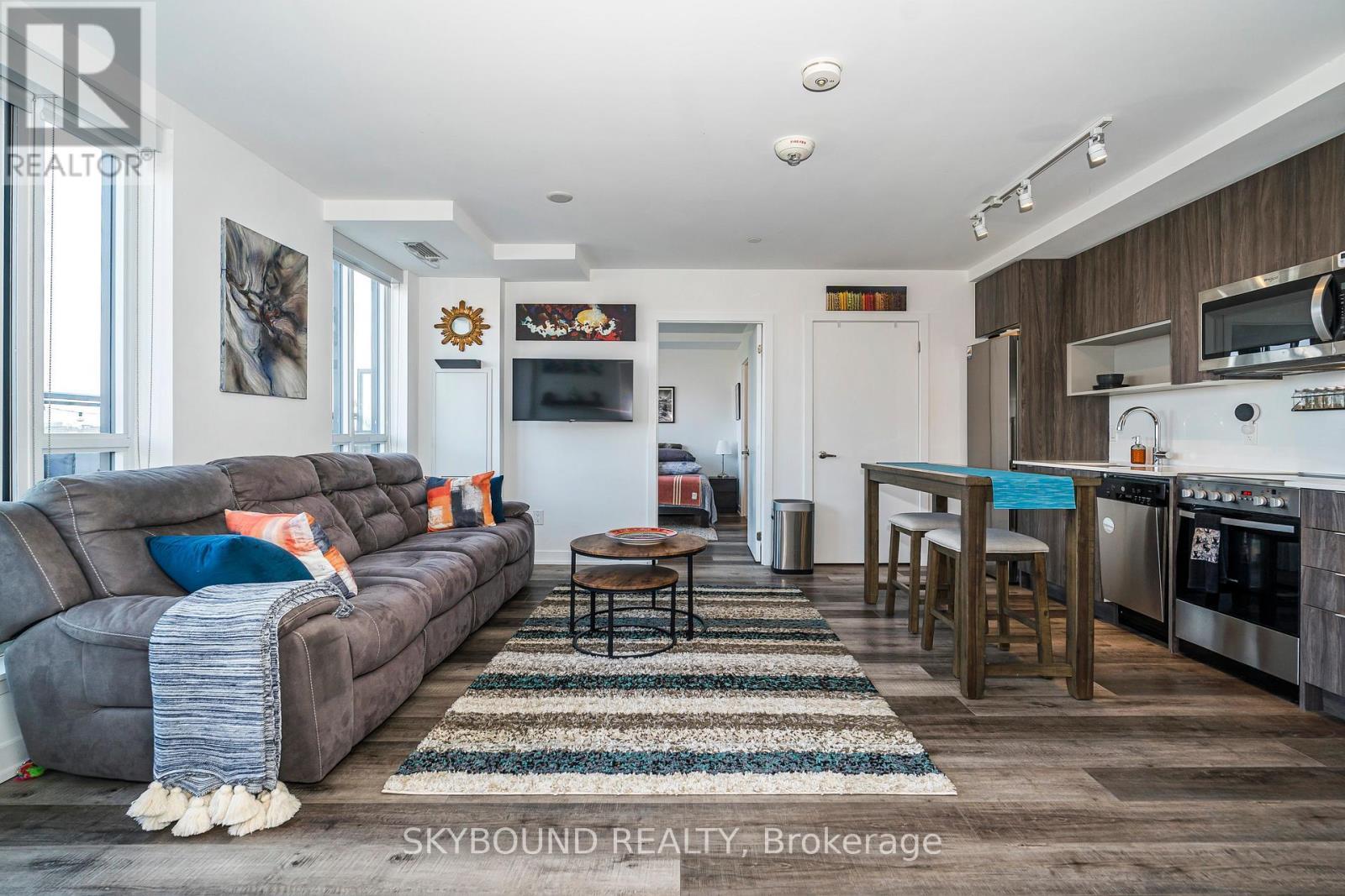 # 805 - 630 Greenwood Avenue, Toronto, ON - Indoor Photo Showing Living Room