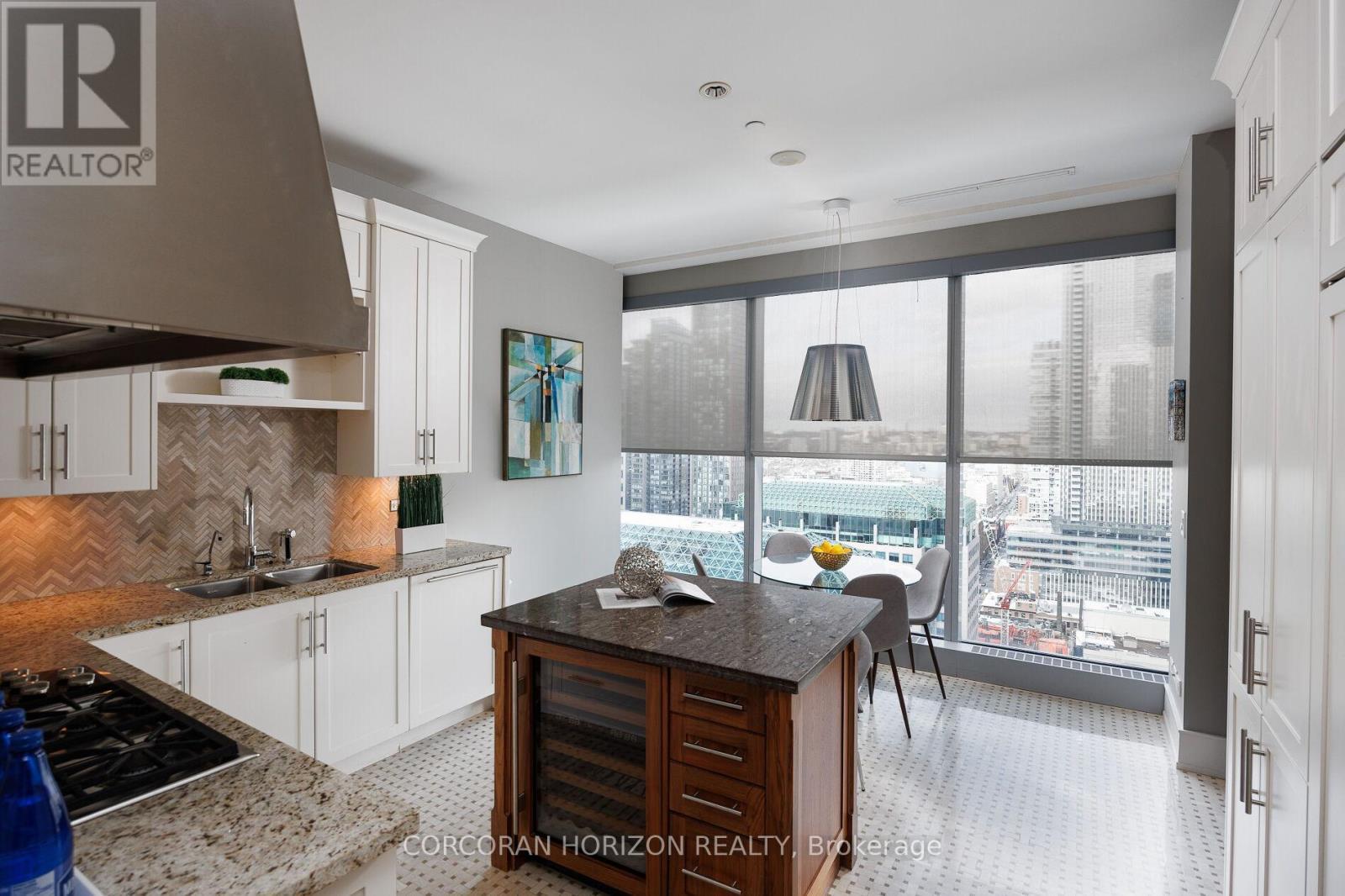 2403 - 183 Wellington Street W, Toronto, ON - Indoor Photo Showing Kitchen