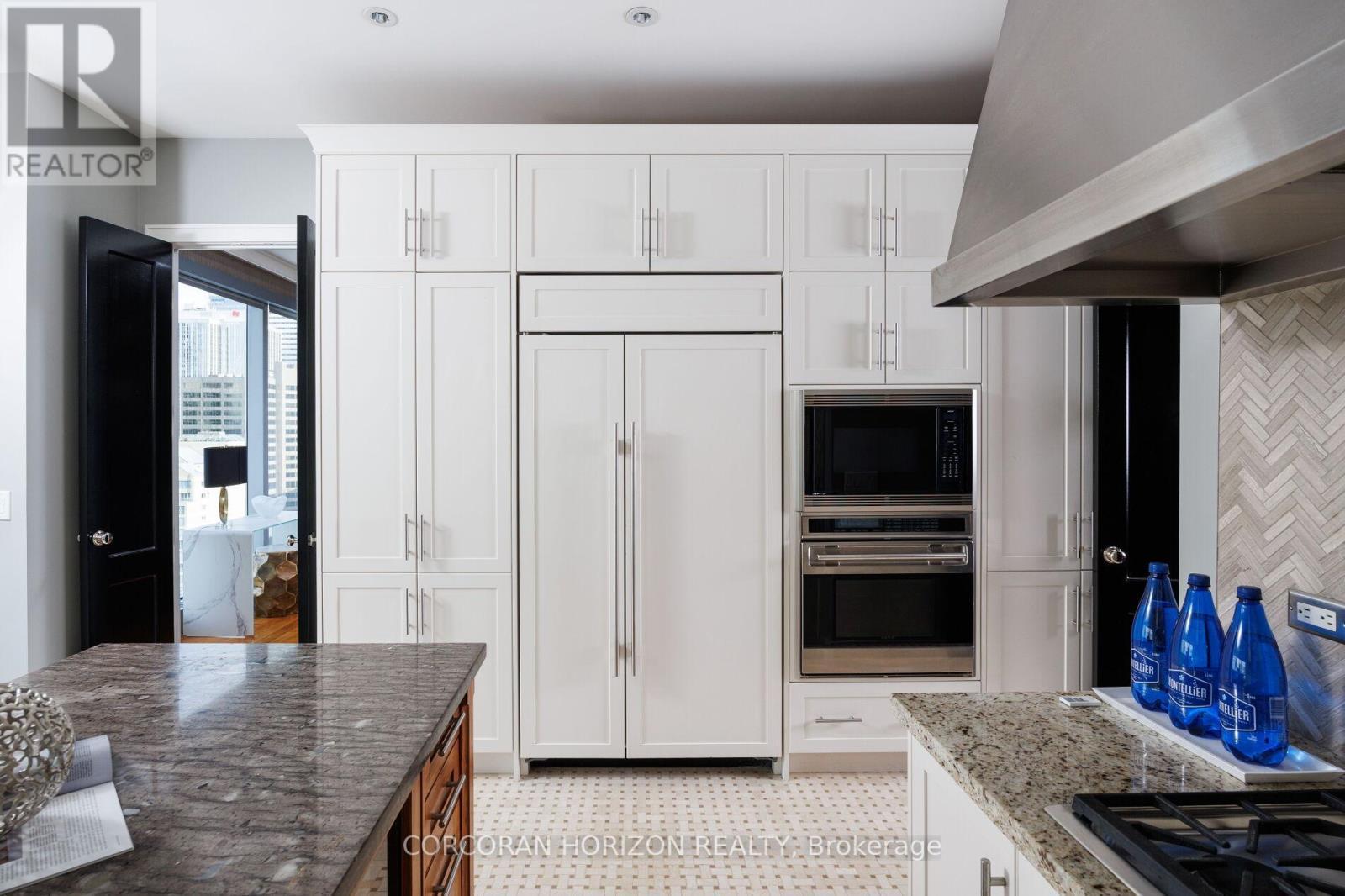 2403 - 183 Wellington Street W, Toronto, ON - Indoor Photo Showing Kitchen