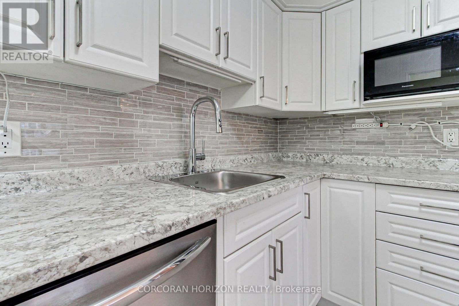 1909 - 1580 Mississauga Valley Boulevard, Mississauga, ON - Indoor Photo Showing Kitchen With Upgraded Kitchen