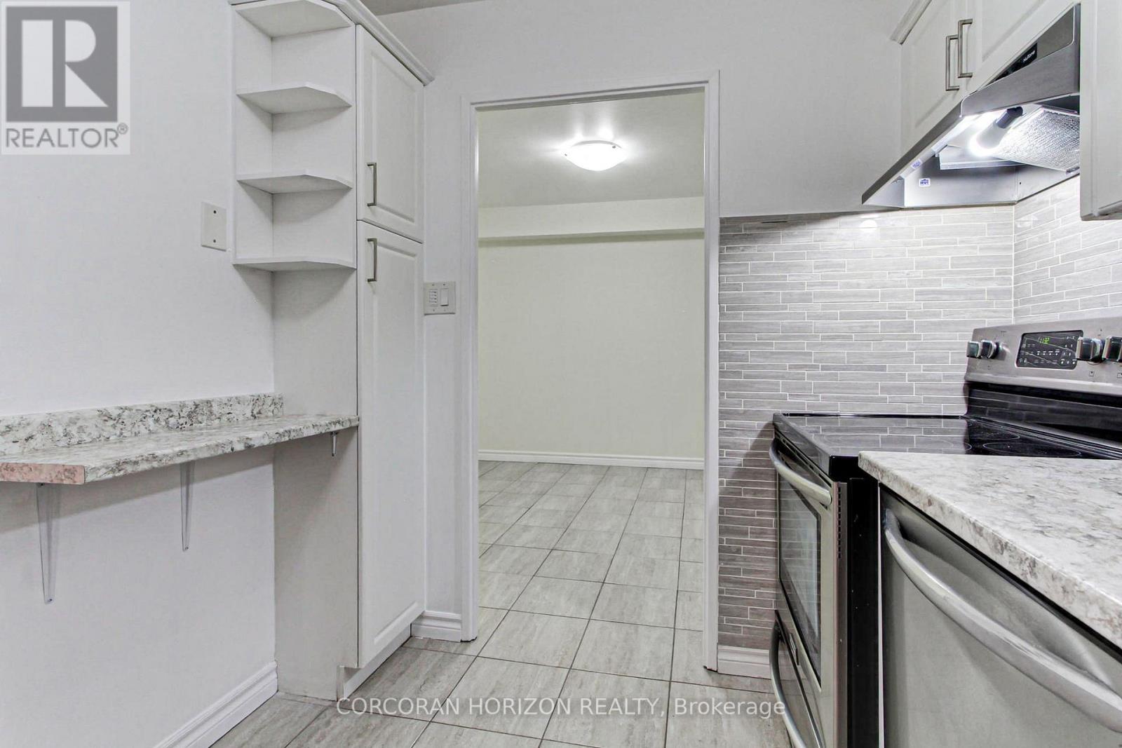 1909 - 1580 Mississauga Valley Boulevard, Mississauga, ON - Indoor Photo Showing Kitchen