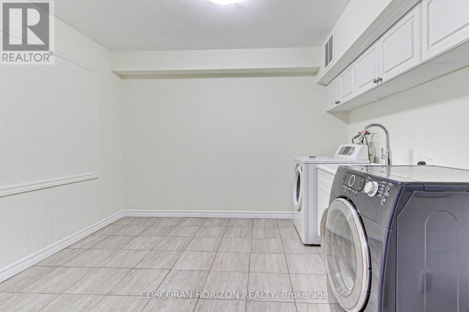1909 - 1580 Mississauga Valley Boulevard, Mississauga, ON - Indoor Photo Showing Laundry Room
