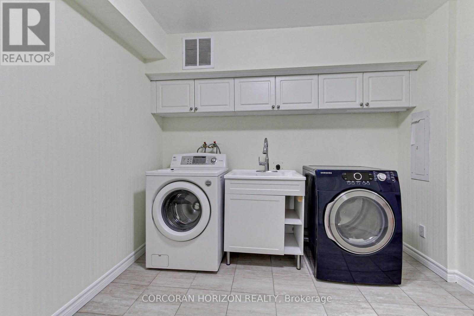 1909 - 1580 Mississauga Valley Boulevard, Mississauga, ON - Indoor Photo Showing Laundry Room