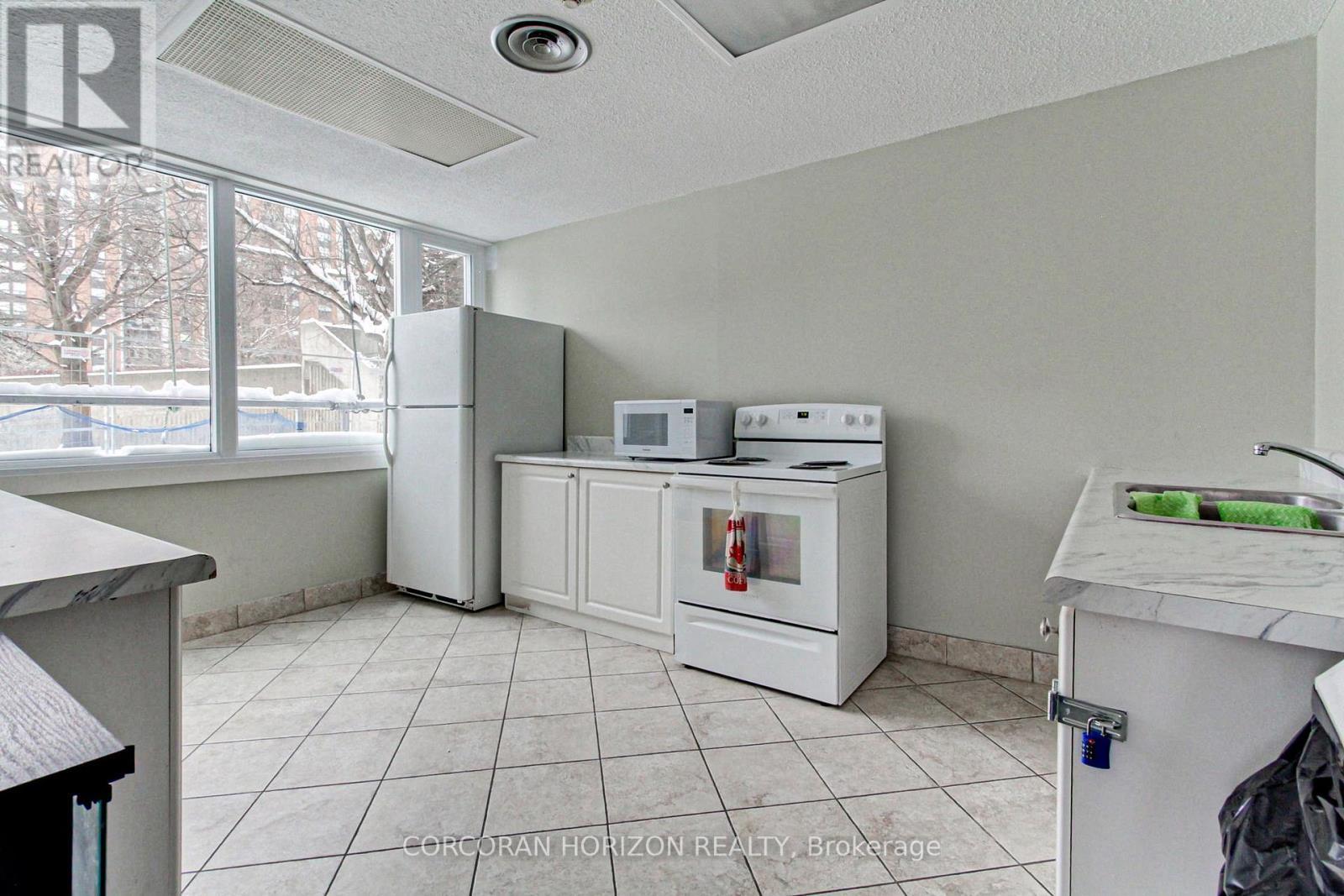 1909 - 1580 Mississauga Valley Boulevard, Mississauga, ON - Indoor Photo Showing Laundry Room
