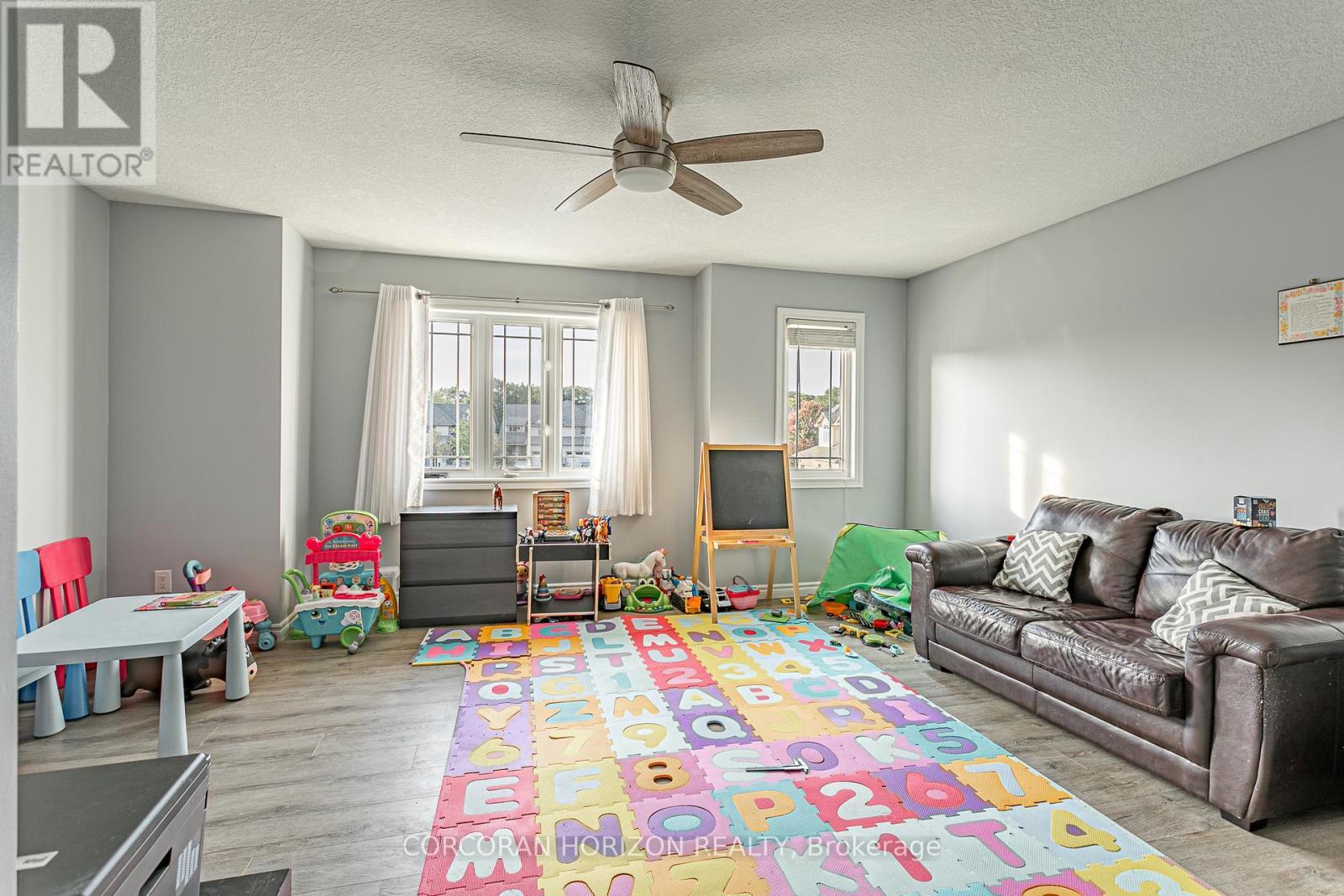 13 Ridgewood Court, Woodstock, ON - Indoor Photo Showing Living Room