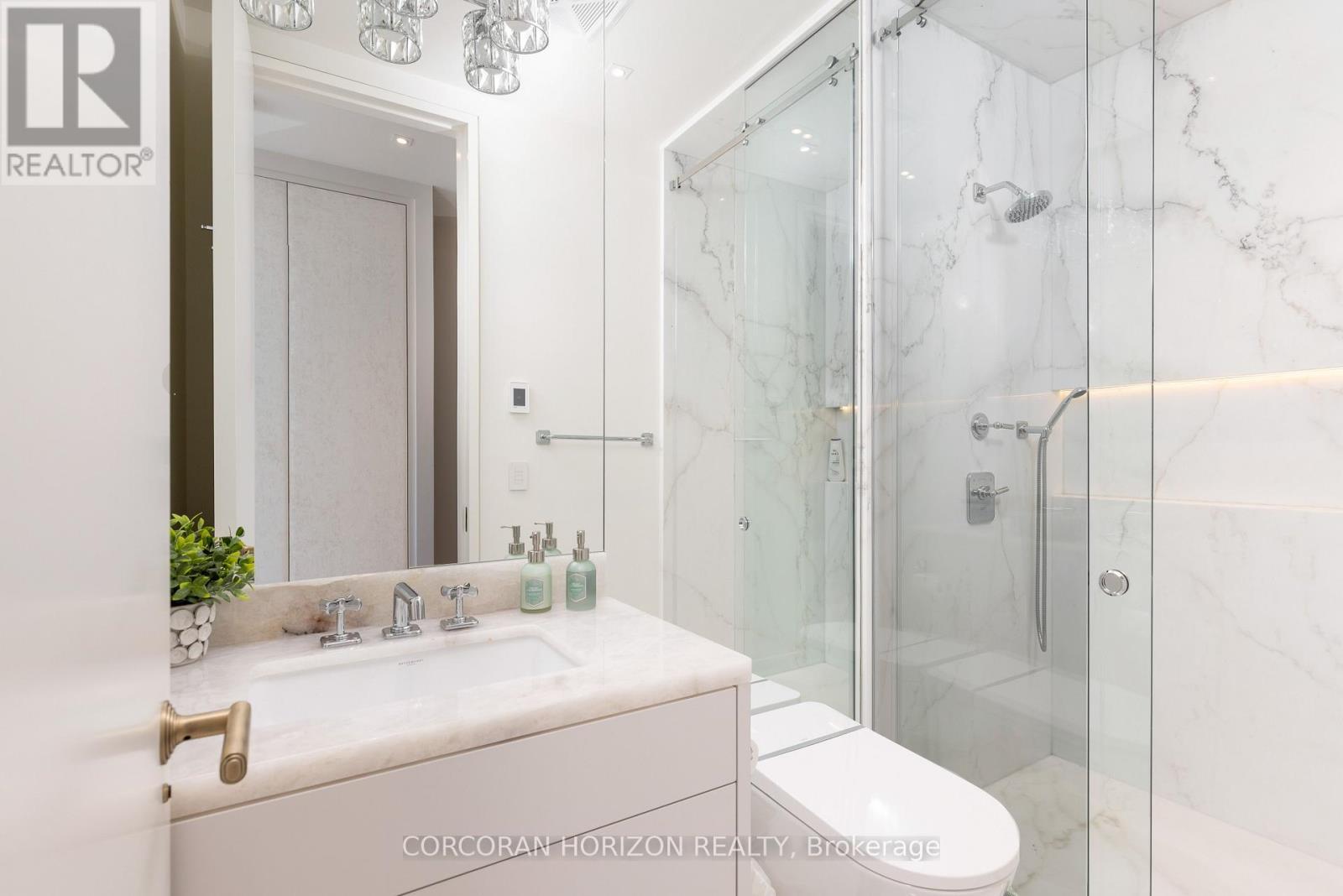 3802 - 200 Cumberland Street, Toronto, ON - Indoor Photo Showing Bathroom