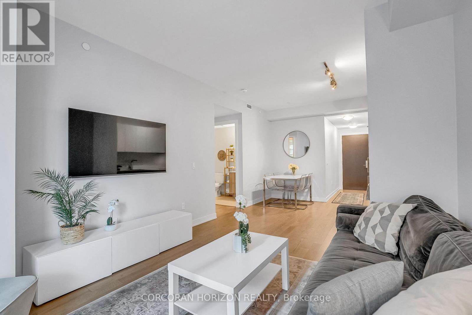 521 - 330 Richmond St Street W, Toronto, ON - Indoor Photo Showing Living Room