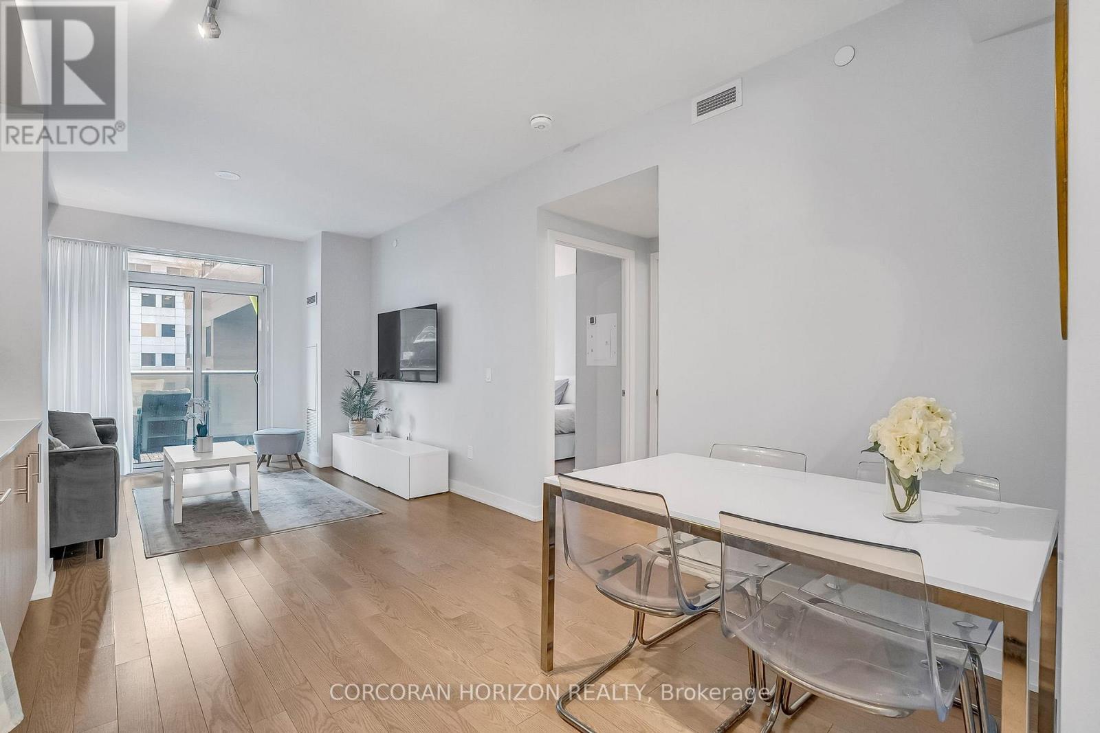 521 - 330 Richmond St Street W, Toronto, ON - Indoor