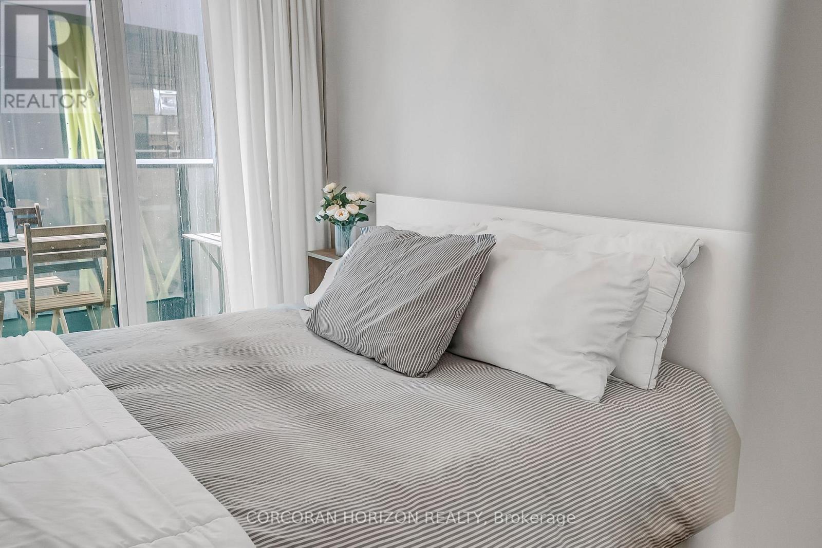 521 - 330 Richmond St Street W, Toronto, ON - Indoor Photo Showing Bedroom