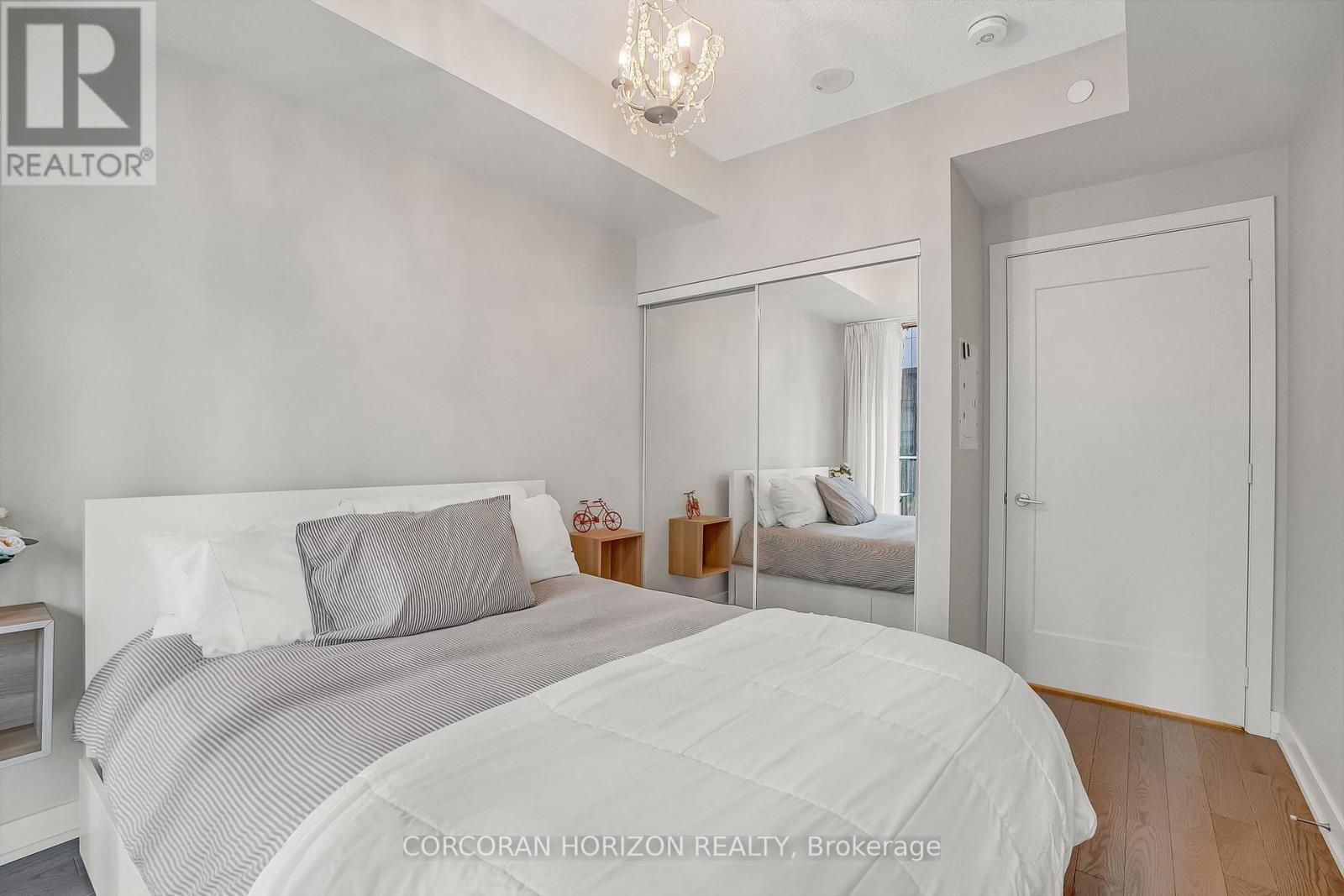 521 - 330 Richmond St Street W, Toronto, ON - Indoor Photo Showing Bedroom