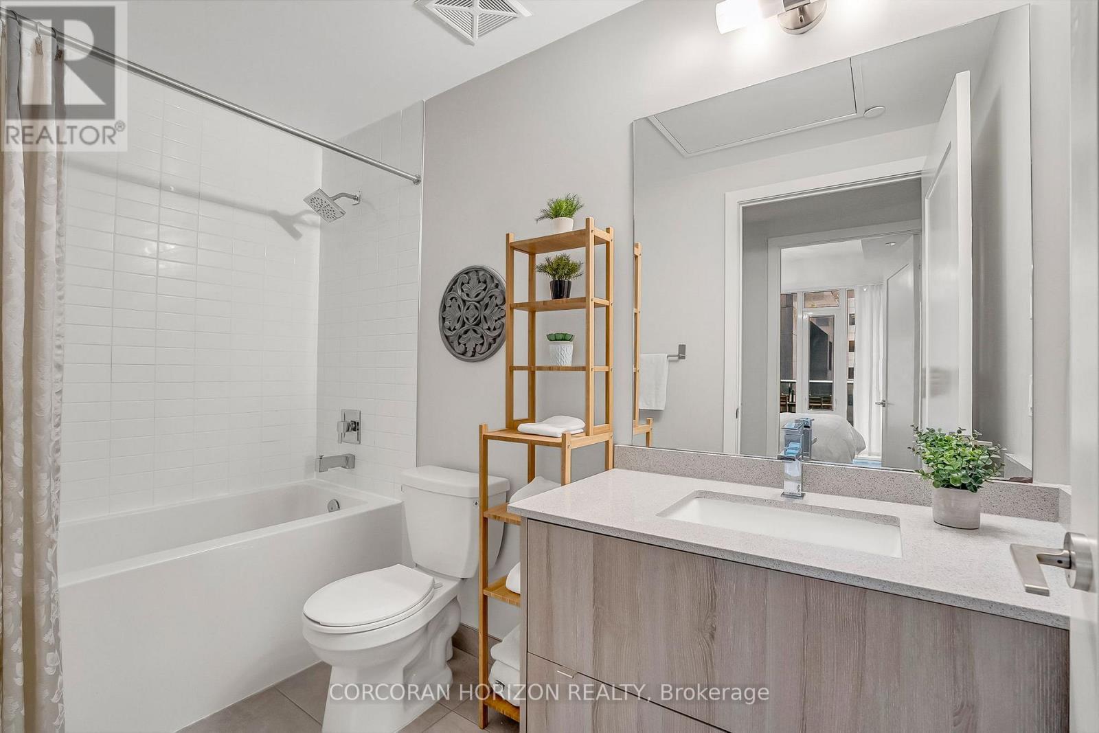 521 - 330 Richmond St Street W, Toronto, ON - Indoor Photo Showing Bathroom