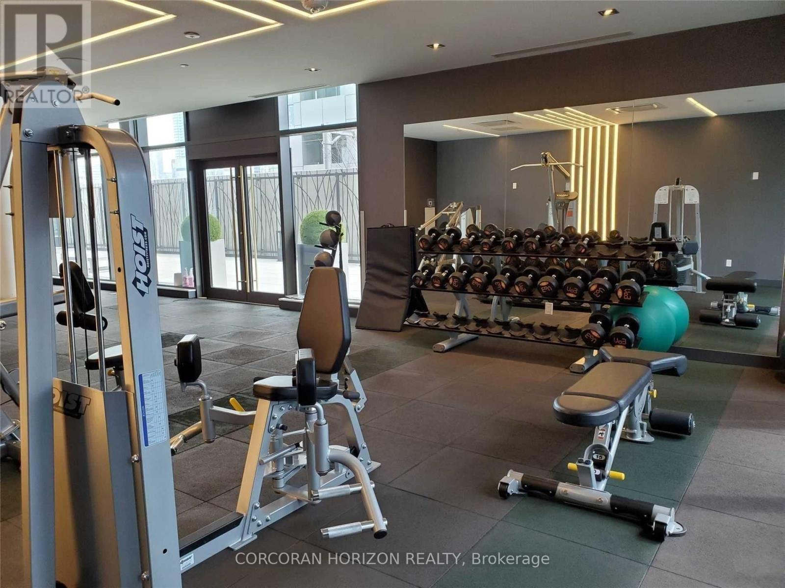 521 - 330 Richmond St Street W, Toronto, ON - Indoor Photo Showing Gym Room