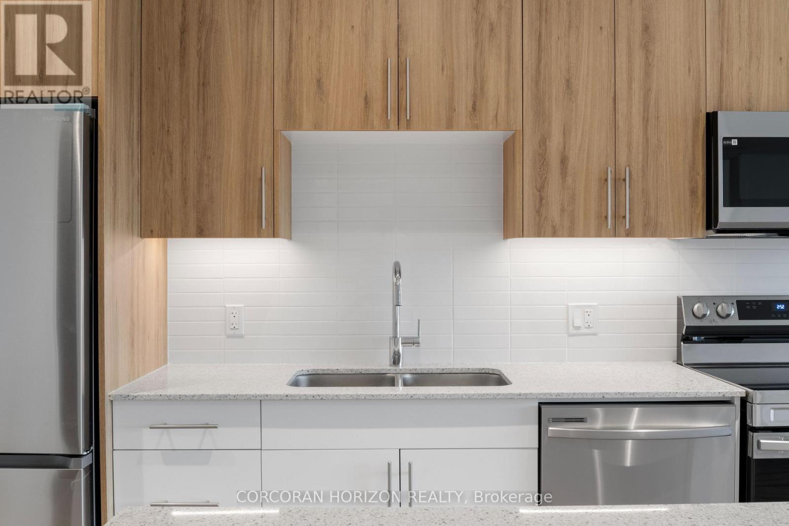 610 - 525 New Dundee Road, Kitchener, ON - Indoor Photo Showing Kitchen With Stainless Steel Kitchen With Double Sink With Upgraded Kitchen