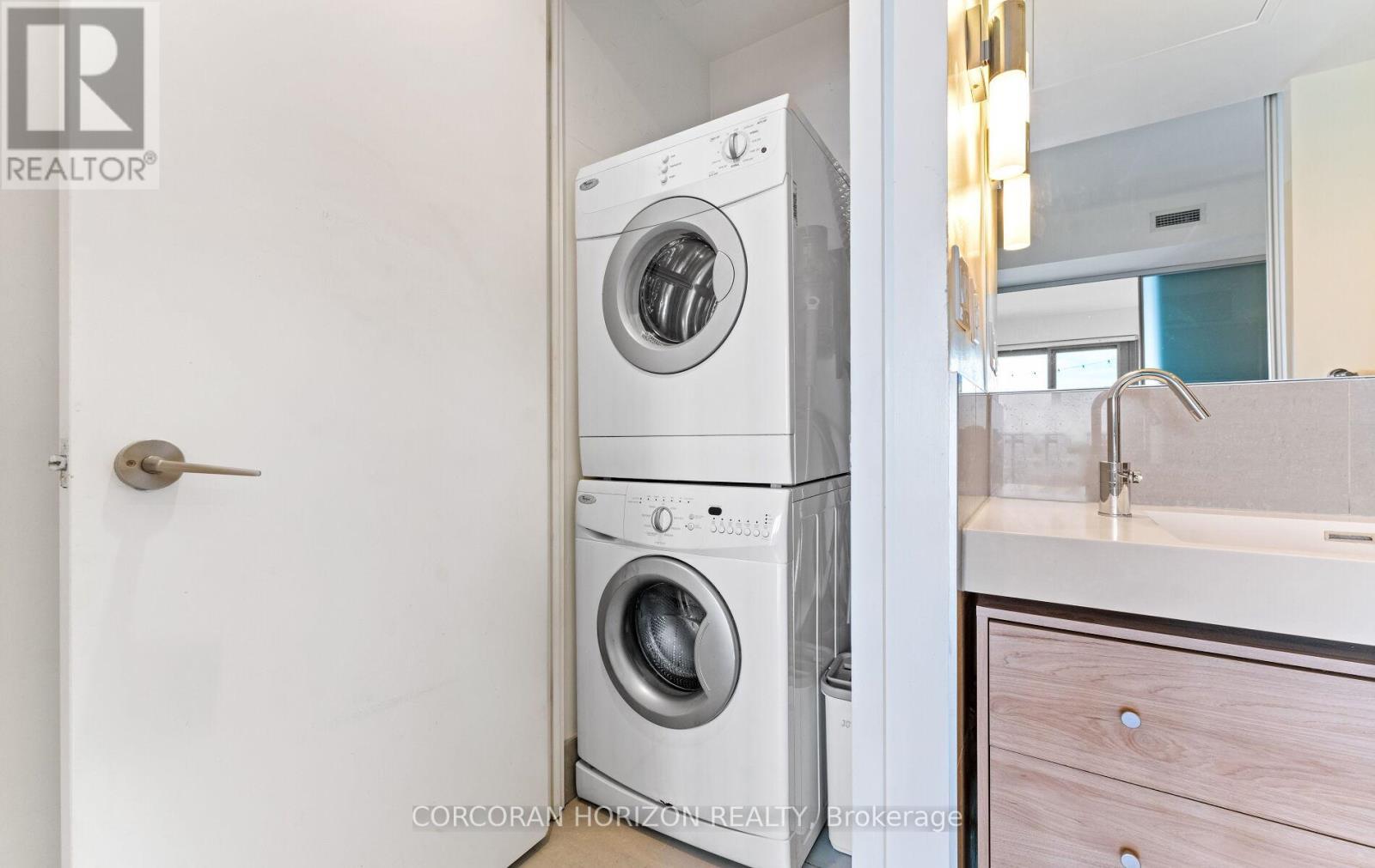 2105 - 70 Distillery Lane, Toronto, ON - Indoor Photo Showing Laundry Room