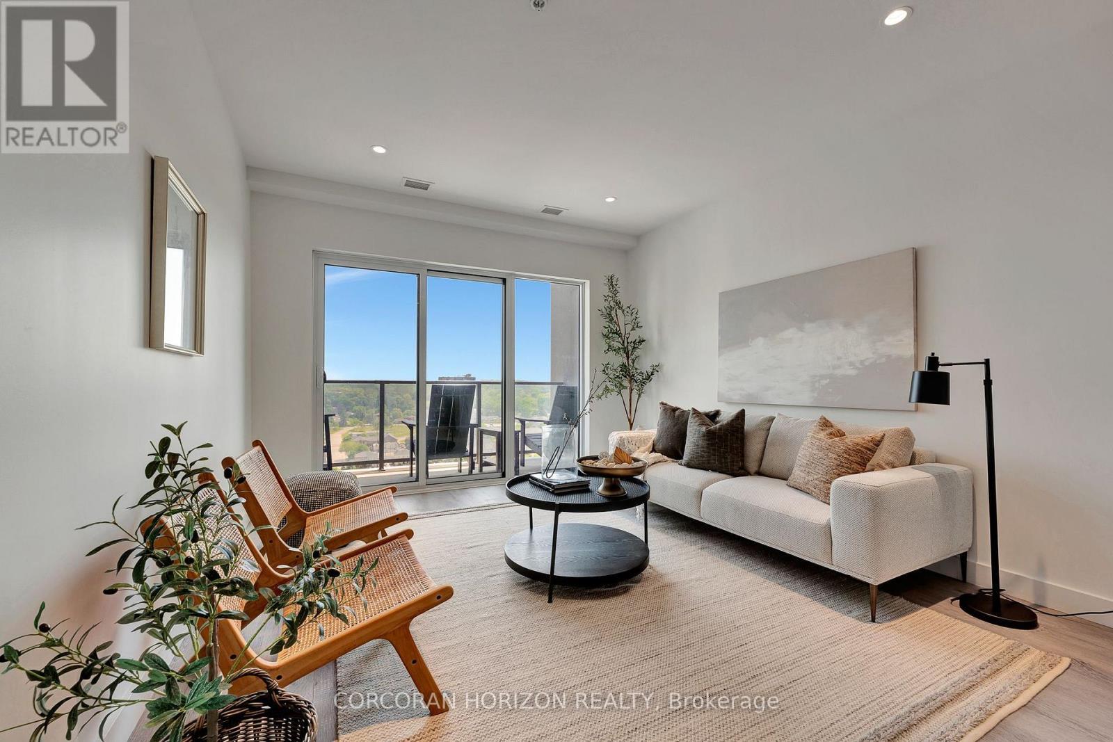 1511 - 15 Glebe Street, Cambridge, ON - Indoor Photo Showing Living Room