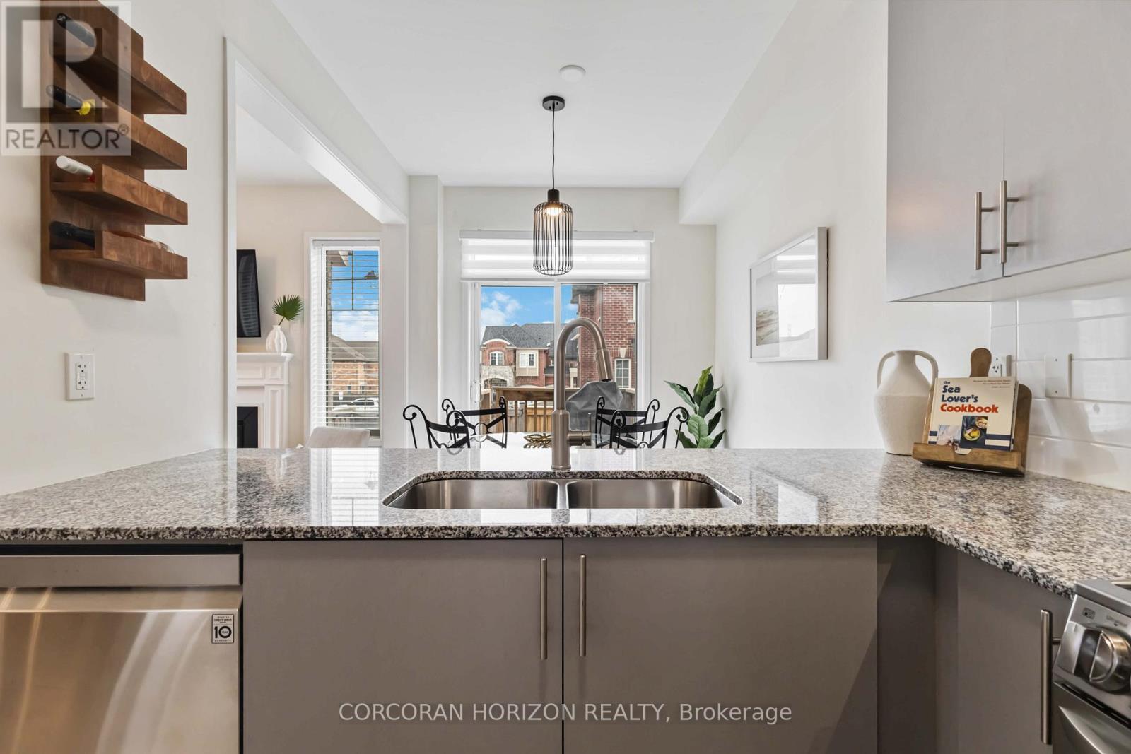 81 Dundonald Trail, Newmarket, ON - Indoor Photo Showing Kitchen With Double Sink With Upgraded Kitchen
